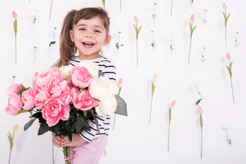 happy-girl-with-beautiful-rose-bouquet_23-2148442675.jpg happy-girl-with-beautiful-rose-bouquet_23-2148442675.jpg