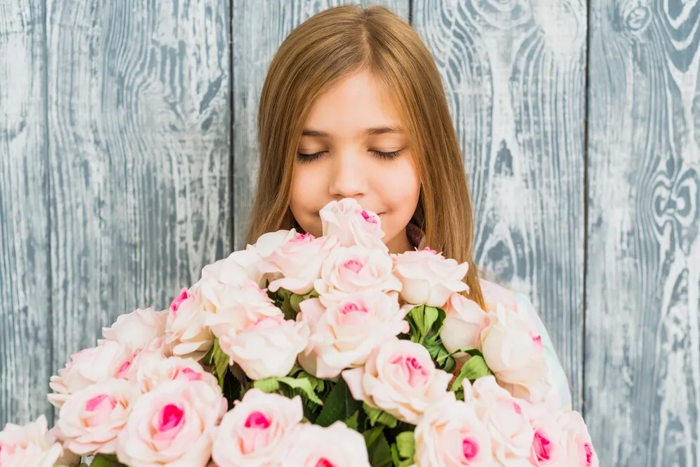girl-smelling-bouquet-roses_23-2148080509.jpg girl-smelling-bouquet-roses_23-2148080509.jpg
