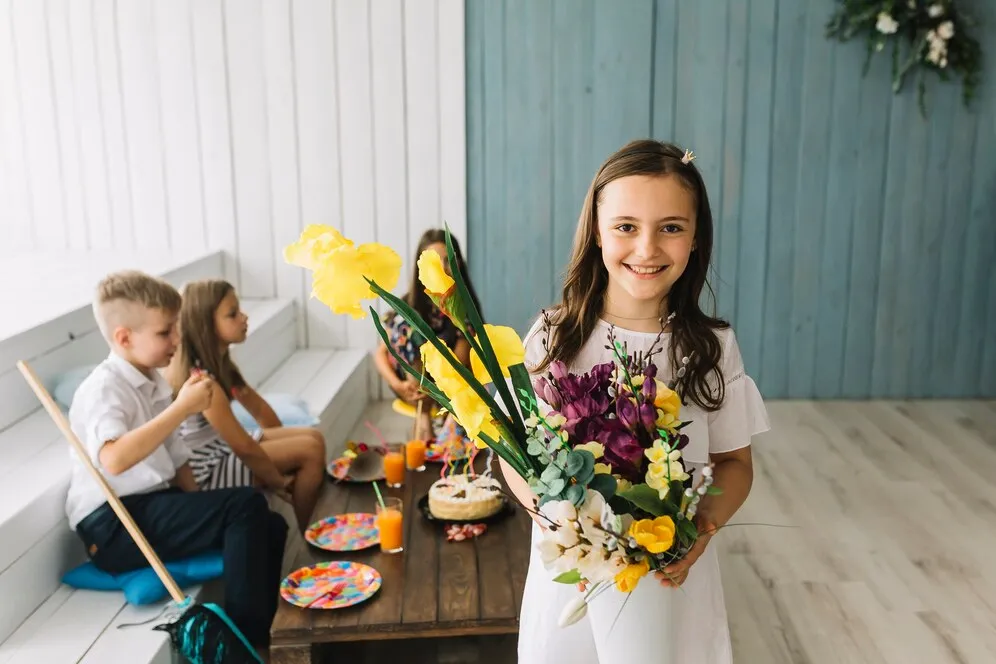cheerful-girl-with-bouquet-birthday-party_23-2147897710.jpg cheerful-girl-with-bouquet-birthday-party_23-2147897710.jpg