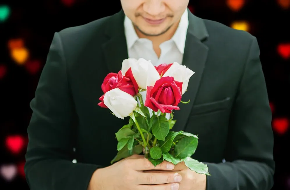 man-giving-red-white-bouquet-roses-somebody-valentine-s-day_1150-6463.jpg man-giving-red-white-bouquet-roses-somebody-valentine-s-day_1150-6463.jpg