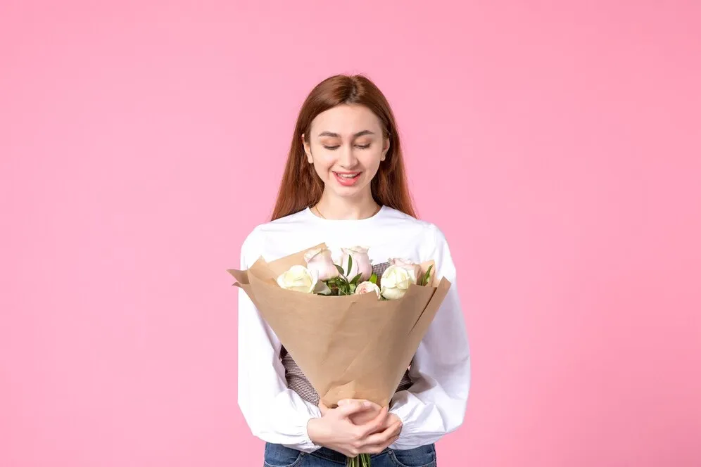 front-view-young-female-holding-bouquet-beautiful-roses-pink_140725-147092.jpg front-view-young-female-holding-bouquet-beautiful-roses-pink_140725-147092.jpg