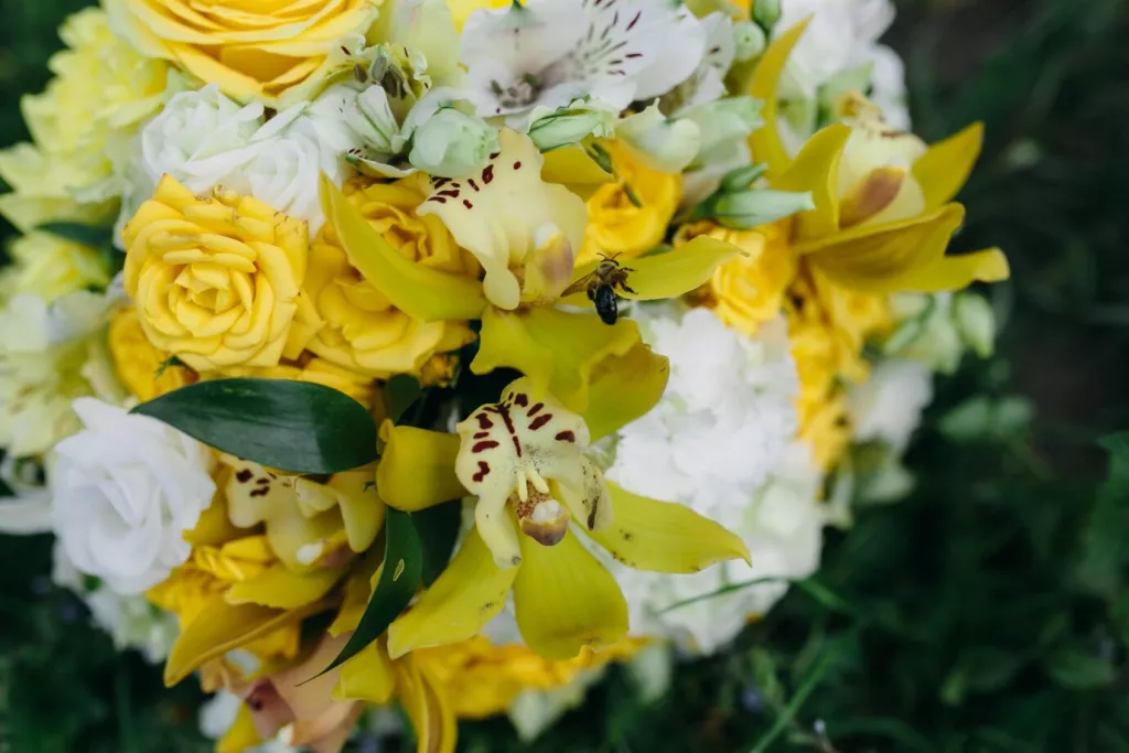 close-up-wedtsvety-na-godovshchinu-svadby2ding-bouquet-with-yellow-roses_1153-308.jpg